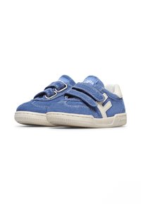 Blaue Wildledersneaker mit weißen Akzenten, Klettverschlüssen, verstärkter Zehenpartie, strukturiertem Außensohle und Nähdetails.