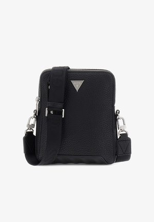 Borsa a tracolla in pelle nera con finitura testurizzata, hardware in argento, logo triangolare e tracolla regolabile. Presenta chiusura a zip e forma angolare.