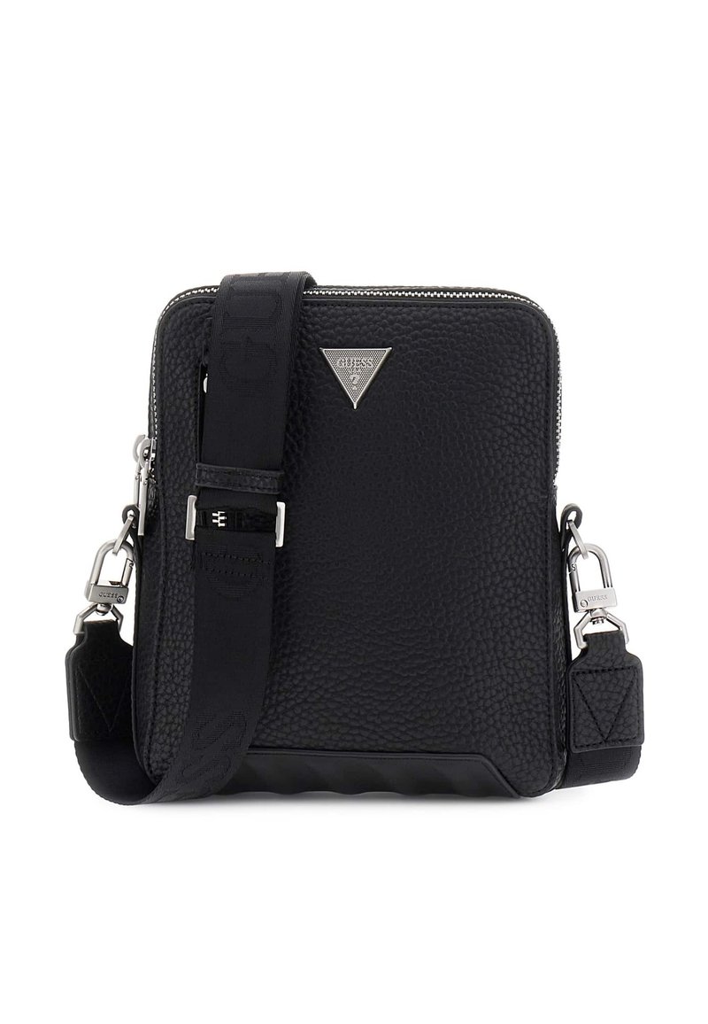 Schwarze Leder-Crossbody-Tasche mit strukturierter Oberfläche, silbernen Beschlägen, dreieckigem Logo und verstellbarem Trageriemen. Verfügt über einen Reißverschluss und eine kantige Form.