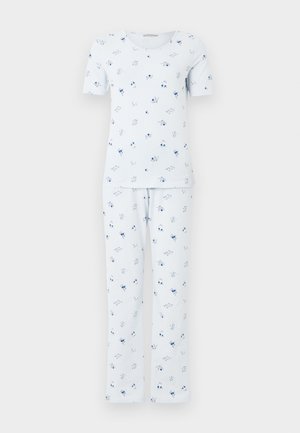 Conjunto de pijama blanco de manga corta con cuello redondo, con un estampado floral azul disperso tanto en la parte superior como en los pantalones largos.
