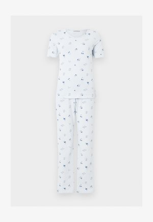 Conjunto de pijama blanco de manga corta con cuello redondo, con un estampado floral azul disperso tanto en la parte superior como en los pantalones largos.