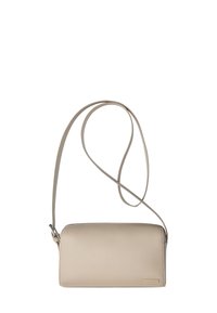 Sac bandoulière beige en cuir lisse, de forme rectangulaire et avec une fine bandoulière réglable. Présente un marquage minimal à l'avant.