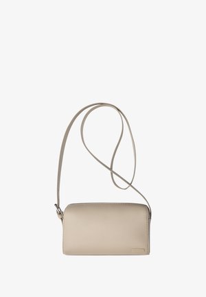 Beige crossbody tas van soepel leer, met een rechthoekige vorm en een dunne verstelbare schouderband. Kenmerkt zich door minimale branding aan de voorkant.