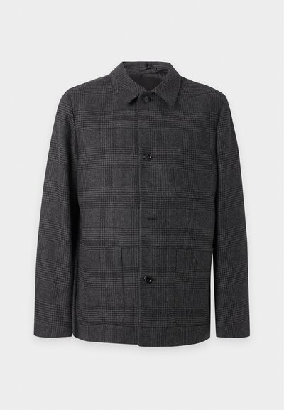 Veste boutonnée à carreaux gris foncé avec manches longues et col droit, présentée sur un fond clair uni.