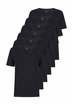 Cinque semplici T-shirt nere a maniche corte con scollo a V, ordinate ordinatamente in una disposizione sfalsata su uno sfondo bianco.