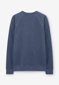 Sweat-shirt à col ras du cou à manches longues, de couleur bleu marine délavé, présenté à plat avec des coutures visibles et des poignets et un col côtelés.