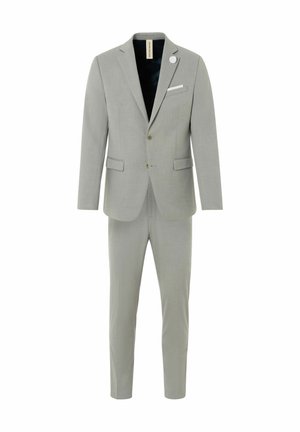 Lichtgrijs pak met een slim fit ontwerp, twee knopen, notch lapels en een enkele witte zakdoek. Gladde textuur, moderne stijl.