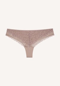 Combi-string en dentelle de couleur nude douce, avec un motif floral et des bords festonnés, présentant un devant en tissu lisse et un panneau arrière en maille pour la respirabilité.