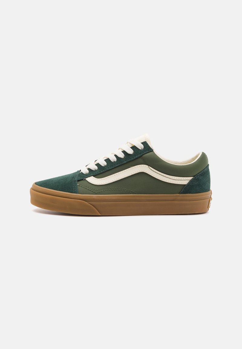 Baskets en suède vert et tissu avec une semelle en caoutchouc, accents crème et fermeture à lacets. Présente une silhouette classique et des détails texturés.
