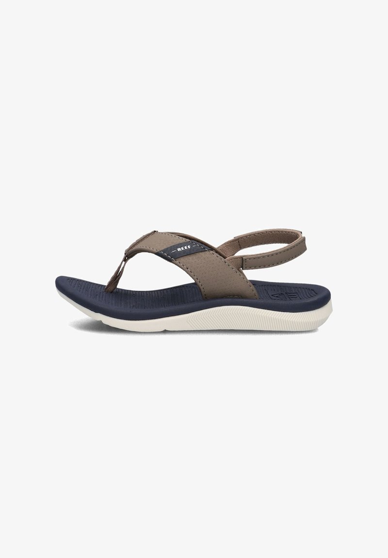 Bruine en marineblauwe sleehaksandalen met een gestructureerde rubberen zool, leren banden, verstelbare achterkant en een merkaccent.