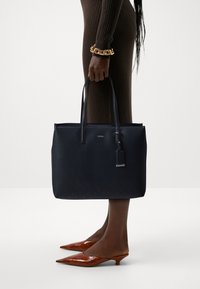 Calvin Klein MUST EPI MONO - Borsa a mano - black