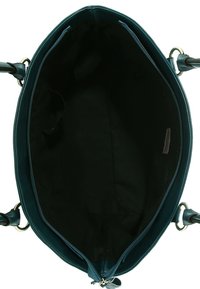 Grand sac à main vert foncé ouvert montrant un intérieur spacieux en tissu noir avec poches latérales et fermeture à glissière, doté de poignées en cuir avec anneaux métalliques.
