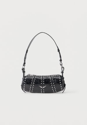 Črna torbica iz lakiranega usnja z srebrnimi zatiči, razporejenimi v vertikalne vrste, in majhnim srebrnim emblemom ptice na sredini sprednje strani.