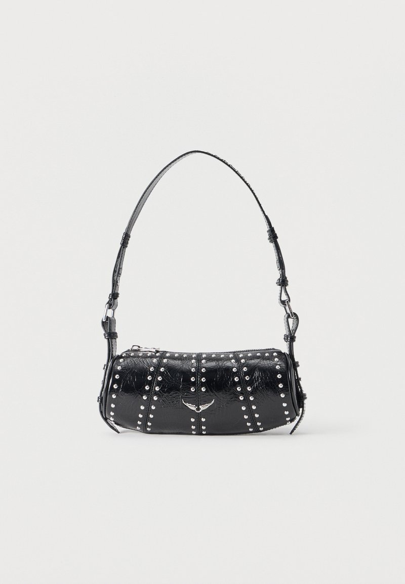 Μαύρη τσάντα ώμου από πατενταρισμένο δέρμα με ασημένιες τρούκς σε κάθετες σειρές και ένα μικρό ασημένιο εμβληματικό πουλί στο κέντρο μπροστά.