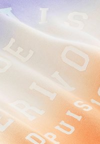 Textil, amelyen világos lila és barack szín közötti színátmenet látható, tagolt fehér betűkkel, amelyek lágy, szőtt textúrát adnak.