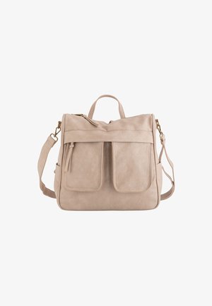 Bolso de mano de cuero beige con dos bolsillos frontales, asa superior y correa para el hombro ajustable. Textura suave y diseño minimalista.