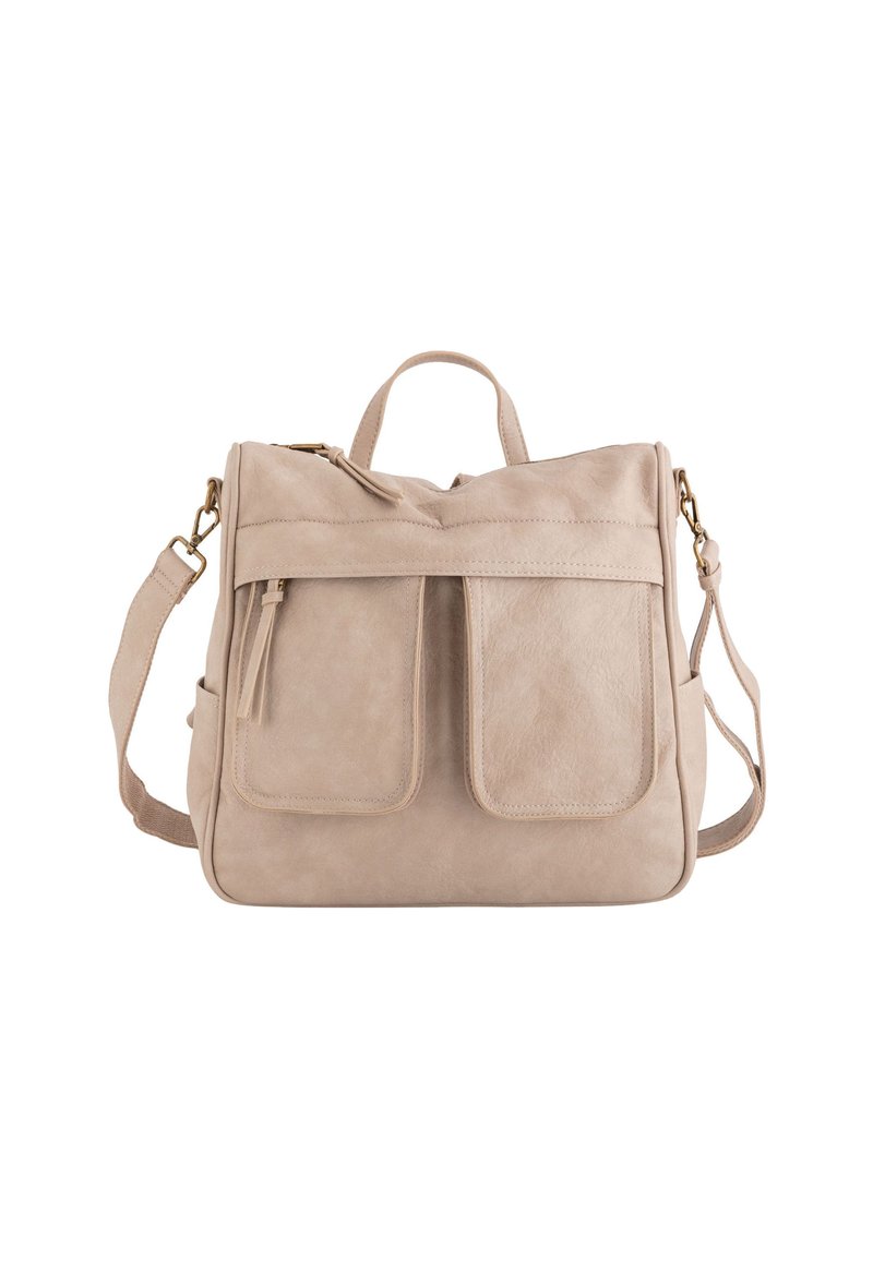 Bolso de mano de cuero beige con dos bolsillos frontales, asa superior y correa para el hombro ajustable. Textura suave y diseño minimalista.