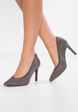 Szare zamszowe szpilki z ostro zakończonym noskiem, gładką teksturą i cienkim obcasem w stylu stiletto. Wyjątkowy wycięty wzór wzdłuż boków.