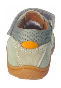 Grüner Wildlederschuh mit Mesh-Akzenten, orangefarbener Details, gesteppten Kanten und einer Gummisohle. Die Rückansicht zeigt einen gepolsterten Kragen und ein strukturiertes Futter.