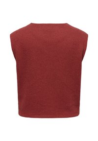 Αμάνικο πλεκτό γιλέκο σε μονόχρωμο σκουρόχρωμο κόκκινο με στρογγυλή λαιμόκοψη και υφασμάτινη υφή, εμφανιζόμενο από πίσω με φόντο λευκό.