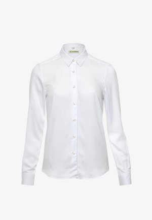 Biała koszula z długim rękawem, wykonana z gładkiego materiału, z kołnierzykiem zapinanym na guziki i perłowymi guzikami z przodu. Prosty design.