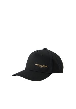 Gorra de béisbol negra de Armani Exchange, con visera curvada y logotipo bordado en dorado, sobre un fondo blanco.