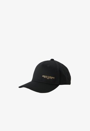 Gorra de béisbol negra de Armani Exchange, con visera curvada y logotipo bordado en dorado, sobre un fondo blanco.