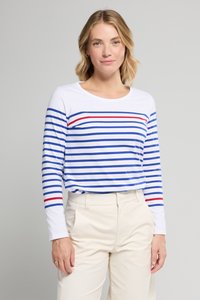 Witte lange mouw shirt met blauw en rood horizontale strepen, met een ronde halslijn en een ontspannen pasvorm. Gladde textuur en casual ontwerp.