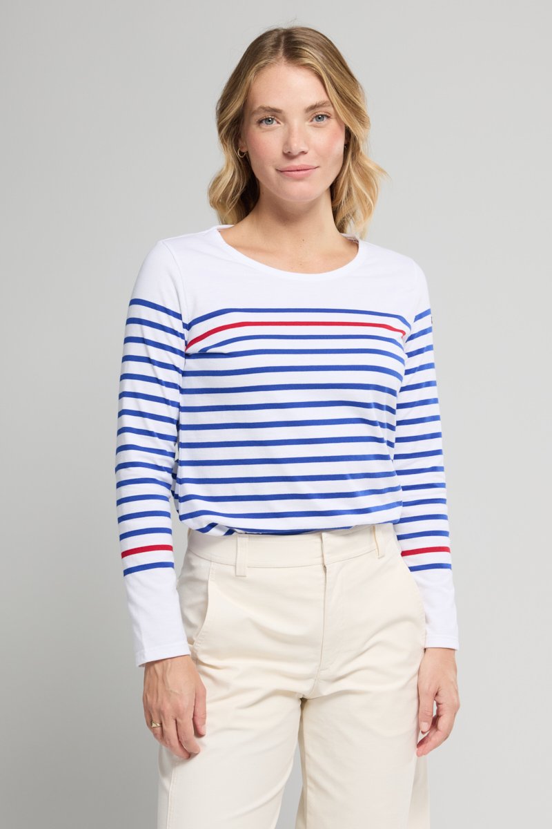 Witte lange mouw shirt met blauw en rood horizontale strepen, met een ronde halslijn en een ontspannen pasvorm. Gladde textuur en casual ontwerp.