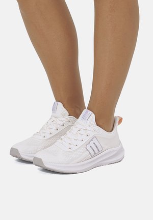 Witte sportschoenen met een gestructureerd mesh bovenwerk, grijze accenten en een paarse logo. Ronde neus en een gevulde zool voor comfort.