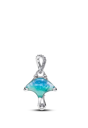 Silberanhänger in Form eines Mantarochen mit blau-grünem Emaillekörper und kleinen klaren Steinen an der Öse und am Schwanz.