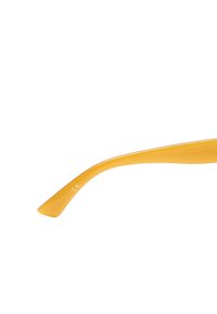 Żółta oprawka okularowa o gładkim, błyszczącym wykończeniu. Posiada zaokrągloną śrubkę oraz znak "CE" w pobliżu zawiasu. Stylowy, a jednocześnie prosty design.