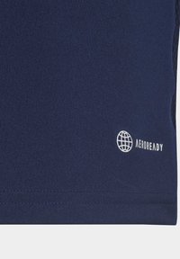 T-shirt de sport bleu marine en tissu texturé, avec un logo "AEROREADY" blanc et une finition lisse sans motifs ni accents supplémentaires.