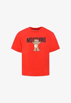 Rode katoenen t-shirt met een berenafbeelding en de tekst "MOSCHINO" in het zwart. Korte mouwen en een ronde hals.