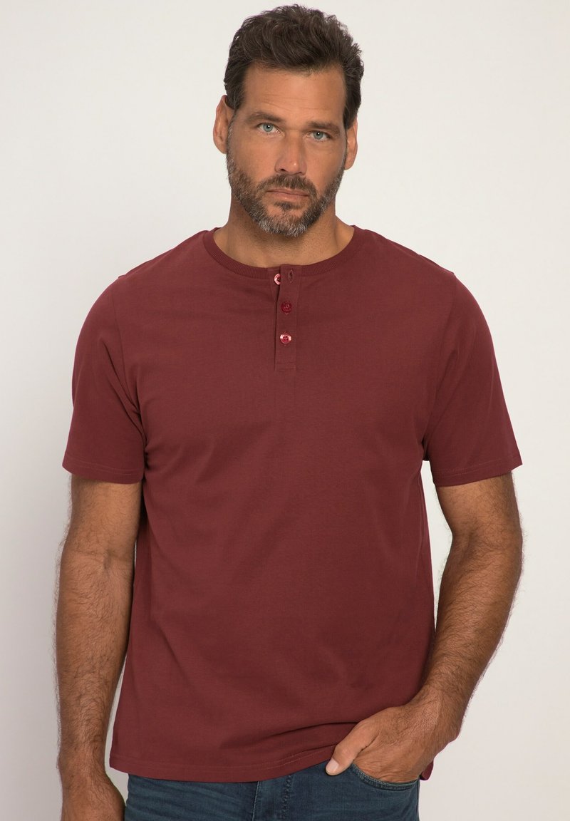 Bordeaux kortærmet henley t-shirt lavet af blødt stof, med en rund halsudskæring og tre kontrasterende knapper på fronten.