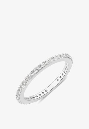 Rund sølvring med en skabelon prydet med små klare sten sat langs den yderste kant, med en glat inderside og uden synlig lukning.