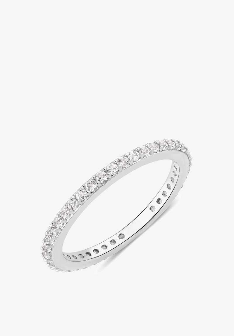 Rund sølvring med en skabelon prydet med små klare sten sat langs den yderste kant, med en glat inderside og uden synlig lukning.