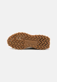 Lacoste ELITE ACTIVE 224 - Zapatillas - khaki/dark green