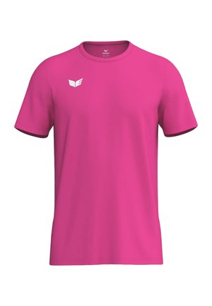 Camiseta deportiva de manga corta en rosa brillante con cuello redondo y pequeño logo blanco en la parte superior izquierda del pecho.