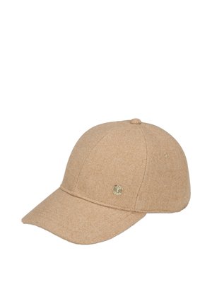 Beige stoffen honkbalpet met gebogen klep en een klein ronde gouden embleem op het voorpaneel tegen een witte achtergrond.