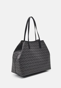 Duża czarna torba tote z geometrycznym wzorem, wykonana z teksturowanego materiału, z dwiema solidnymi uchwytami i szerokim otwarciem, co ułatwia dostęp.