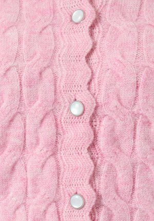 Lyserød strikket cardigan med et tekstureret kabeldesign, bølgede kanter og runde perle-lignende knapper foran.