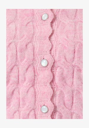 Roze gebreide cardigan met een getextureerd kabelontwerp, gegolfde randen en ronde parelachtige knopen langs de voorkant.