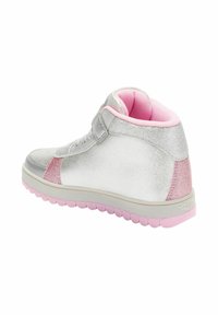 Sneaker mid-top argento e rosa con tessuto texture, chiusura con lacci frontale, cinturino in Velcro, collarino imbottito e soletta in gomma rosa.