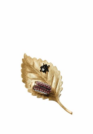 Broche dorado en forma de hoja con un pequeño insecto negro y un escarabajo más grande decorado con cristales rosas y transparentes.
