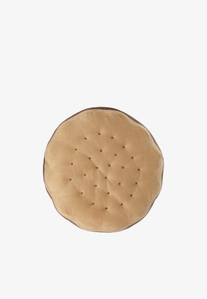 Cuscino rotondo beige con punti trapuntati, che ricorda un morbido biscotto, su sfondo bianco.