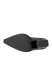 Scarpa stiletto nera con punta affusolata e suola texture. Il tacco è spesso e quadrato, offrendo stabilità.