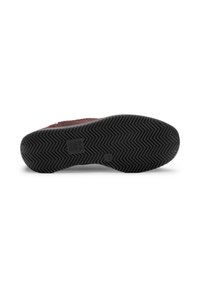 Suela de goma negra con patrón de espiga y marca, con parte superior de tela burdeos con detalles texturizados y puntera reforzada.