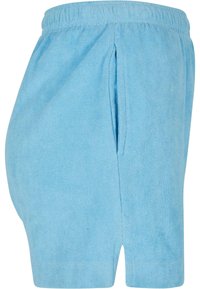 Short en éponge bleu clair avec ceinture élastique, fente latérale à l’ourlet et poche latérale verticale à droite.
