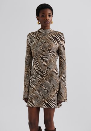 Robe mini à manches longues avec un motif en vagues marron et crème, dotée d'un col montant et d'une texture de tissu lisse. Présente une silhouette ajustée.